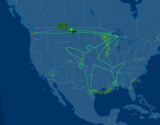 Photos of Boeing Draws a Huge Airplane in the Sky over USA (1)