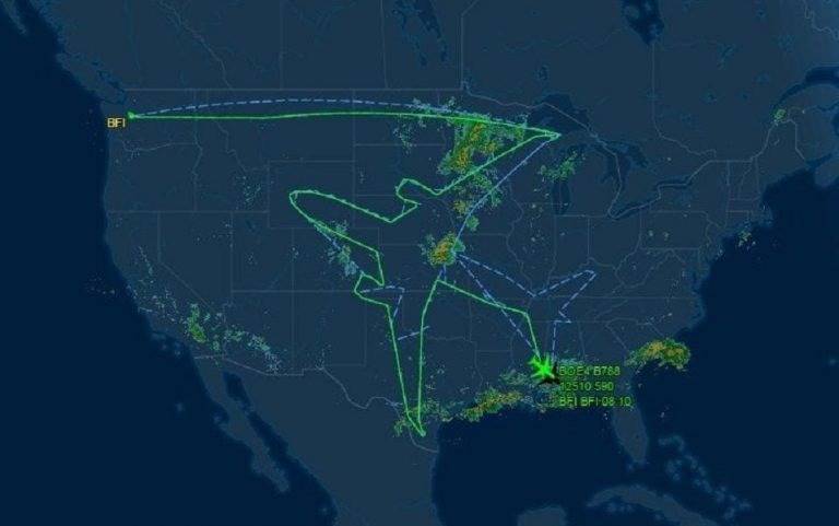 Photos of Boeing 787 Dreamliner Draws a Huge Airplane in the Sky over USA (5)